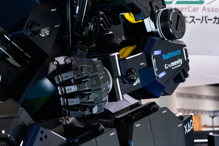 Robot humanoid làm việc trên bề mặt mặt trăng